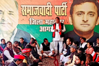 SAMAJWADI PARTY AGRA समाजवादी पार्टी जिला कार्यालय पर मासिक बैठक: पार्टी को मजबूत करने के लिए चर्चा, कई अहम मुद्दों पर की गई विचार-विमर्श