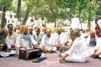 hawali sangeet ब्रज के मंदिरों से लुप्त हो रहीं संगीत की परंपराएं, हवेली संगीत गर्दिश में